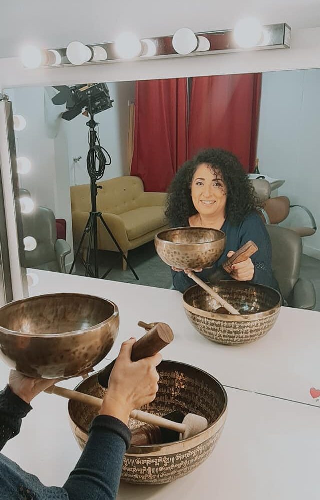 Aramenne avec ses bols tibétains, instruments du bain sonore