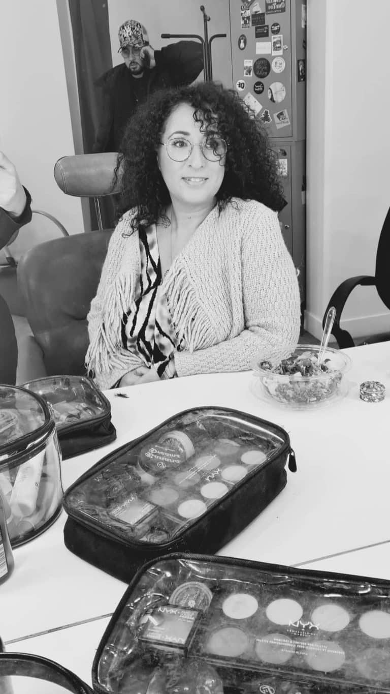 Aramenne assise à une table, photo en noir et blanc
