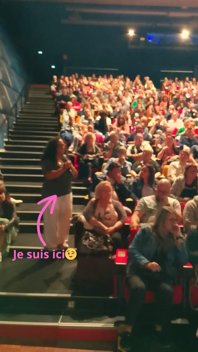 Salle comble lors d'une conférence de contact défunt d'Aramenne